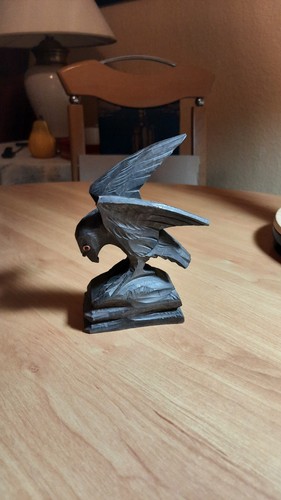 Handgeschnitzte adlerfigur aus - adlerfigur,
