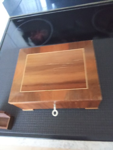 Holzschatulle mit intarsien - holzschatulle.,