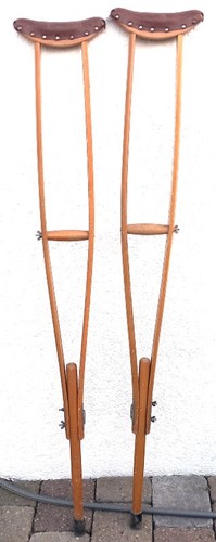 Vintage krücken aus holz - krücken,