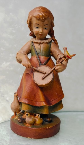 Holzfigur mädchen mit trommel - holzfigur,