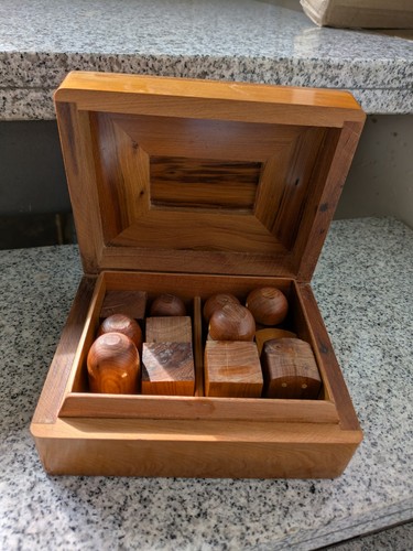 Schöne holzkiste mit holz - schöne,