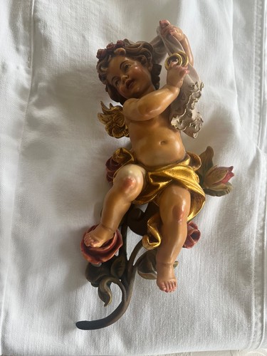 Hand geschnitzter engel aus - hand,