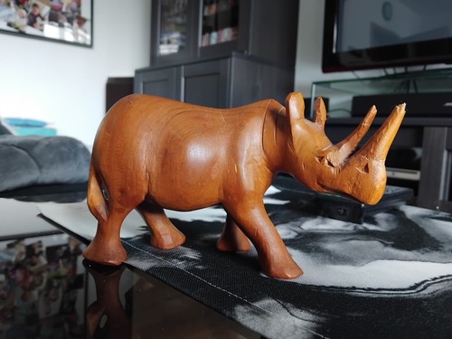 Nashorn aus holz geschnitzt - nashorn,