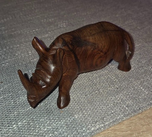 Geschnitzte nashorn holzfigur - nashorn,