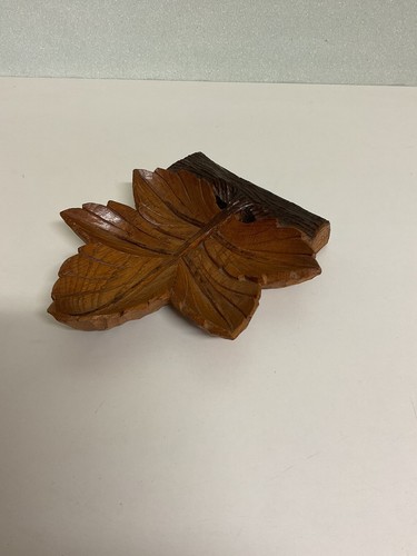 Geschnitztes blatt laubblatt - geschnitztes,