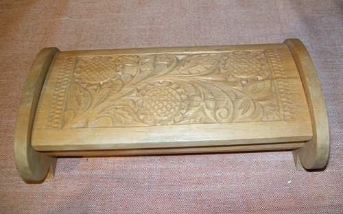 Holzschatulle mit schnitzerei - holzschatulle,